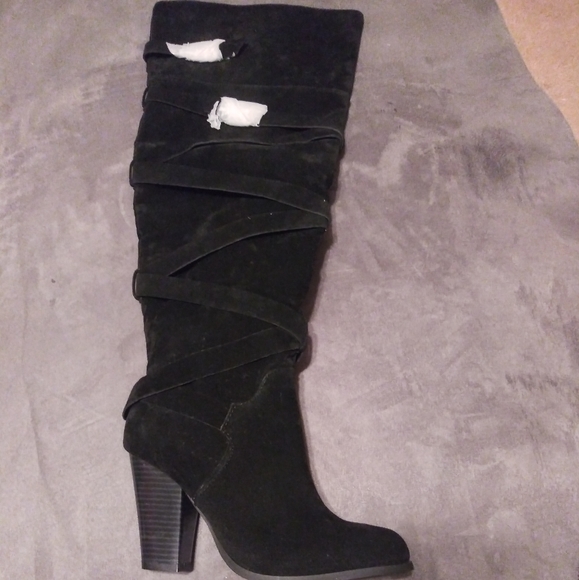 Needing badly to clean out closet lol - Picture 2 of 8